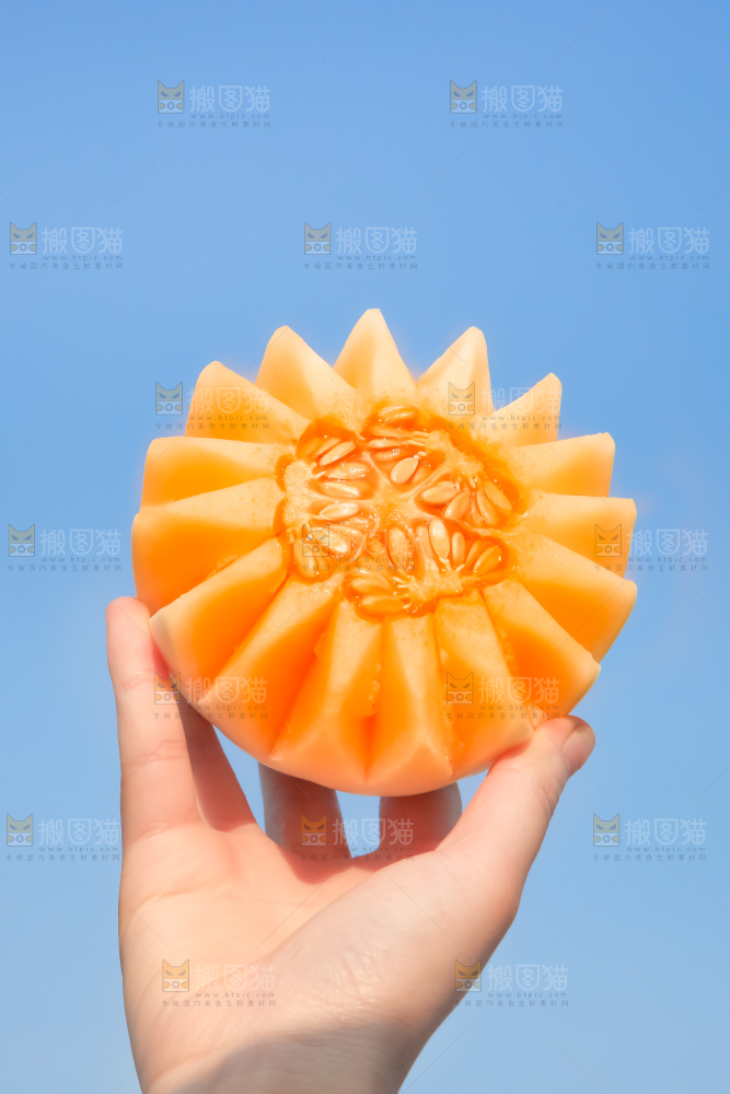 手里拿着东方蜜瓜