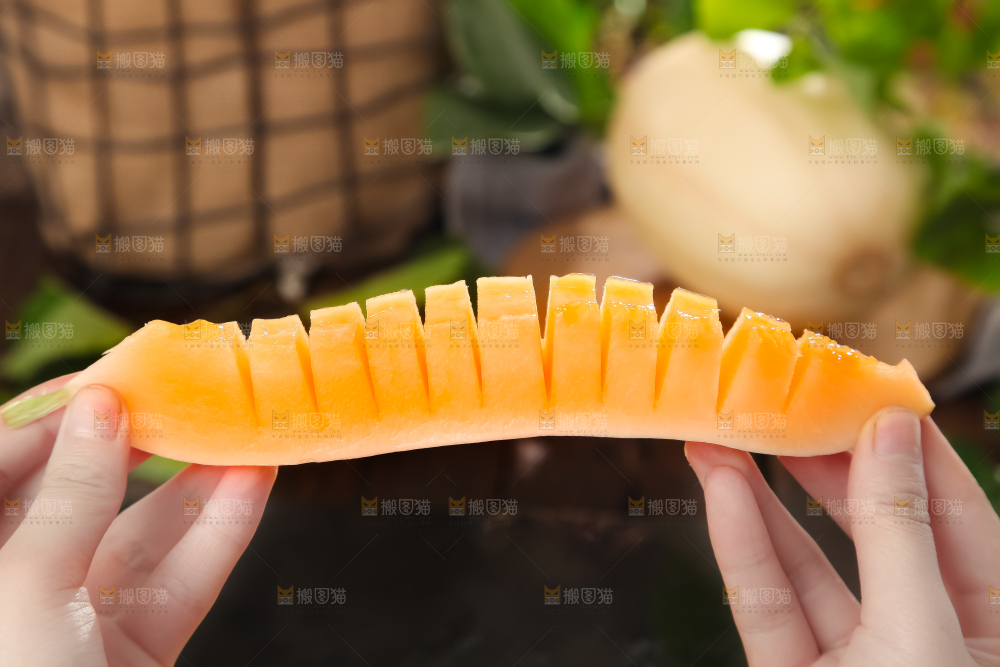 手里拿着东方蜜