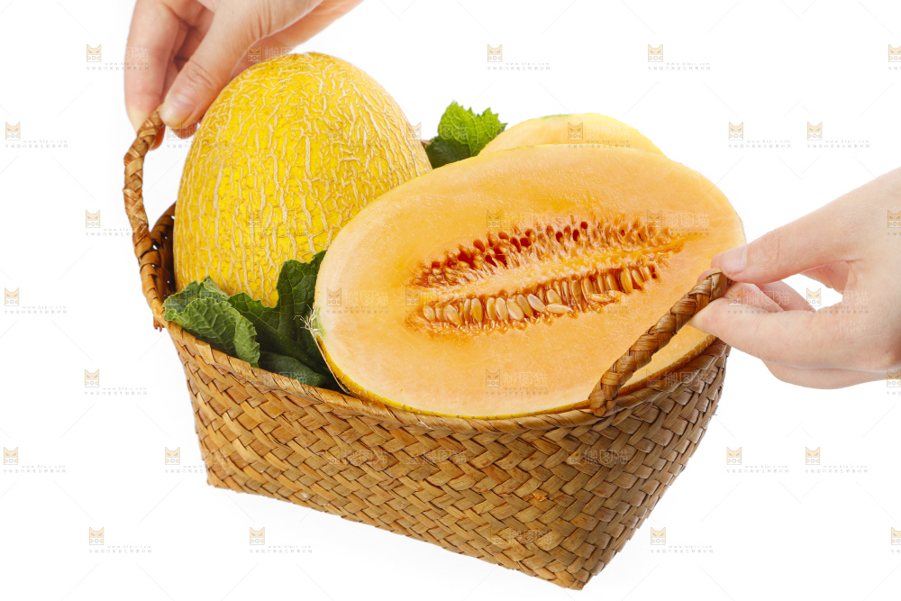 手里提着一篮冰火蜜瓜
