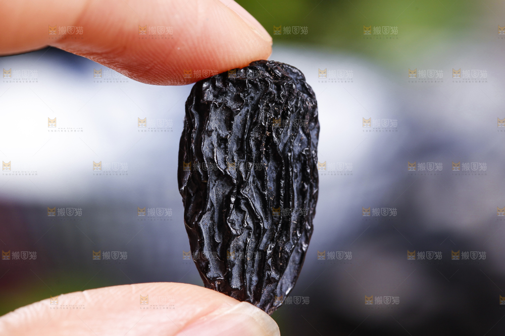 手里拿着葡萄干