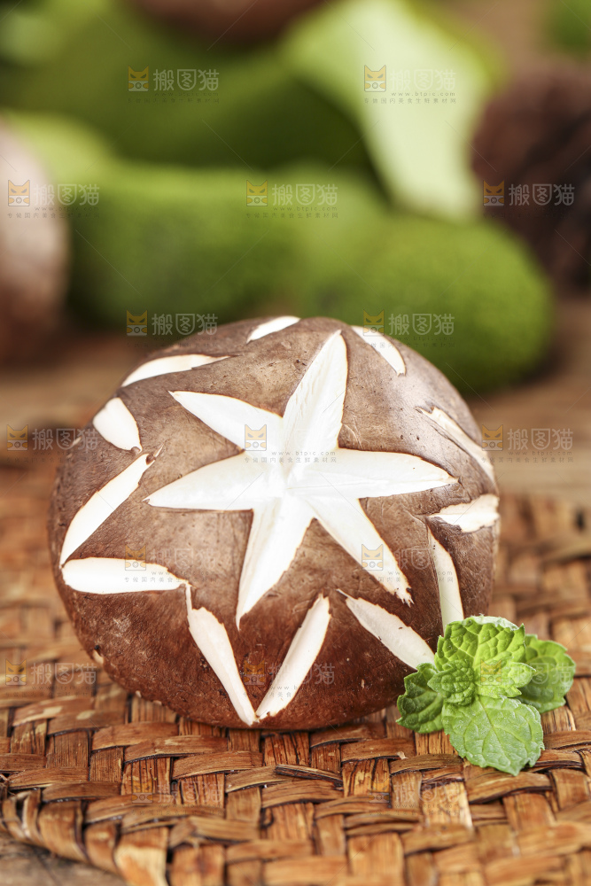 编织垫上放着香菇