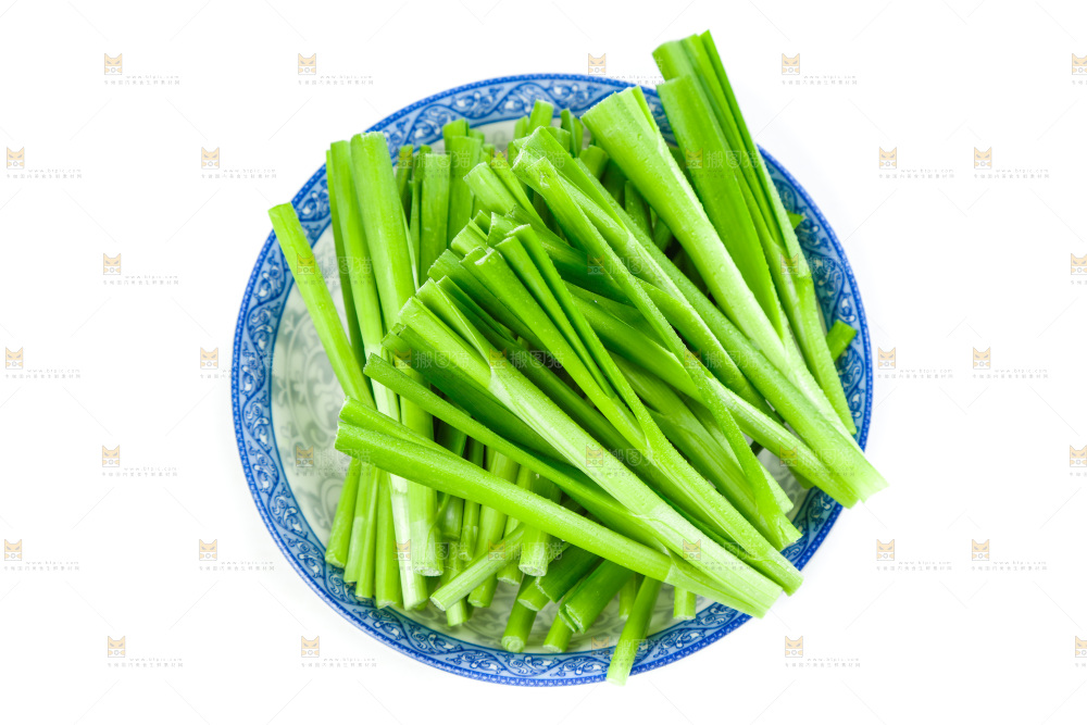 盘子里装着嫩韭菜