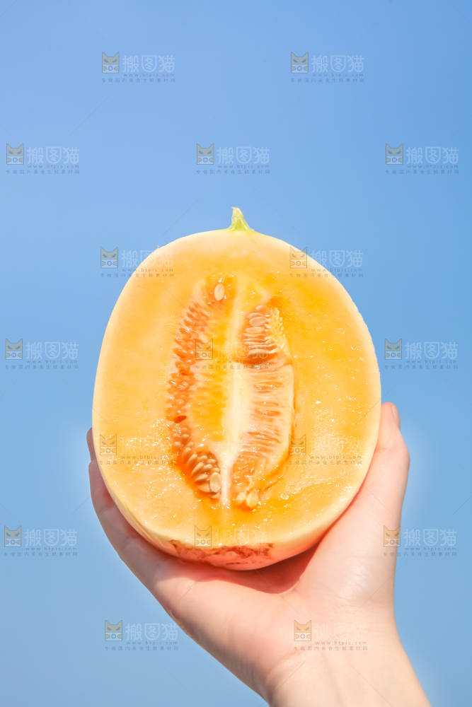 手里拿着东方蜜甜瓜