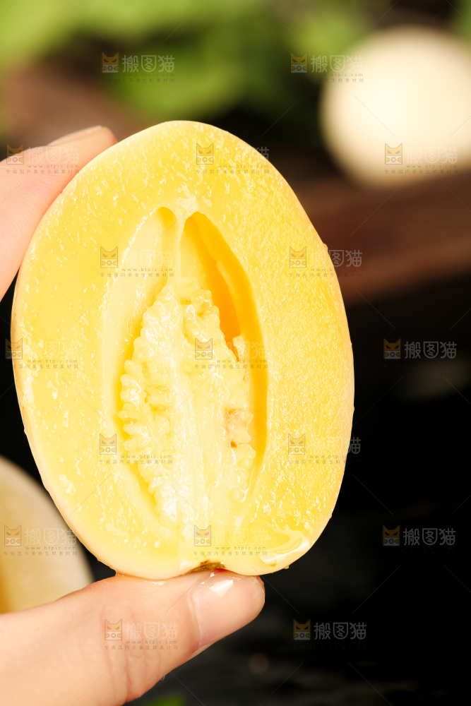 手里拿着黄心人参果