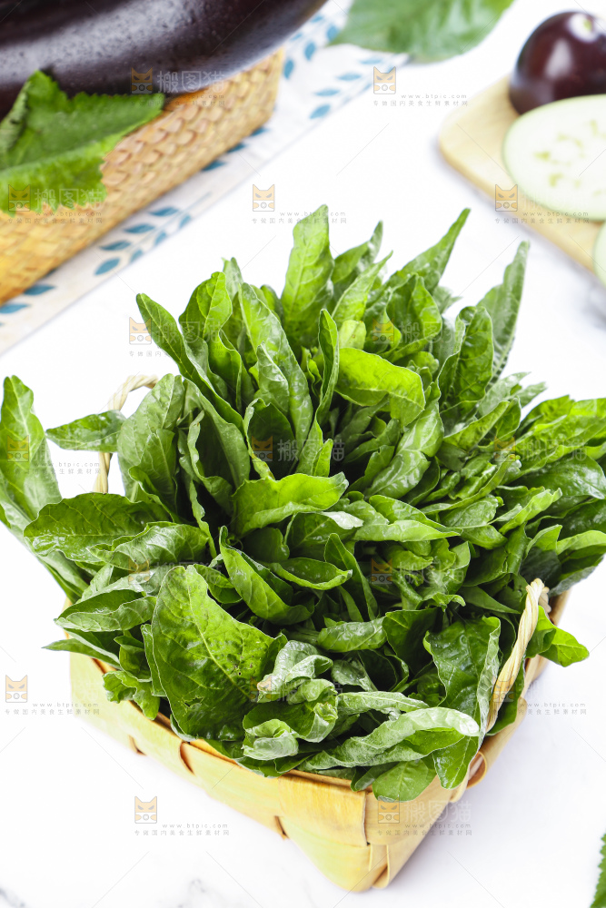 篮子里装着苋菜
