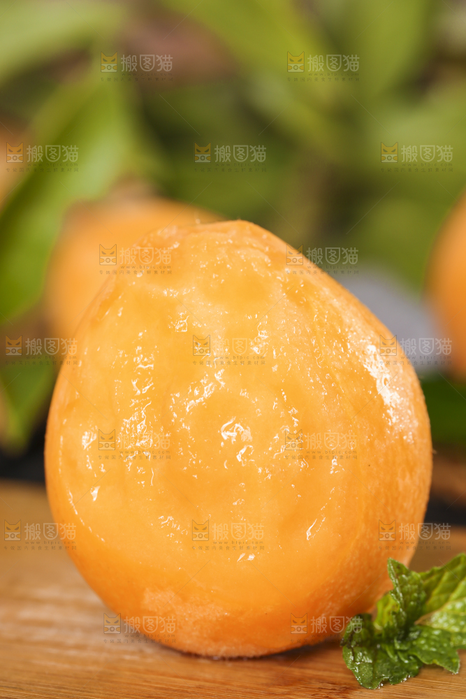 木底上放着枇杷