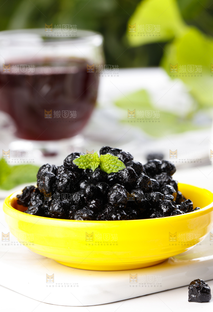 碟子里装着蓝莓果干蜜饯