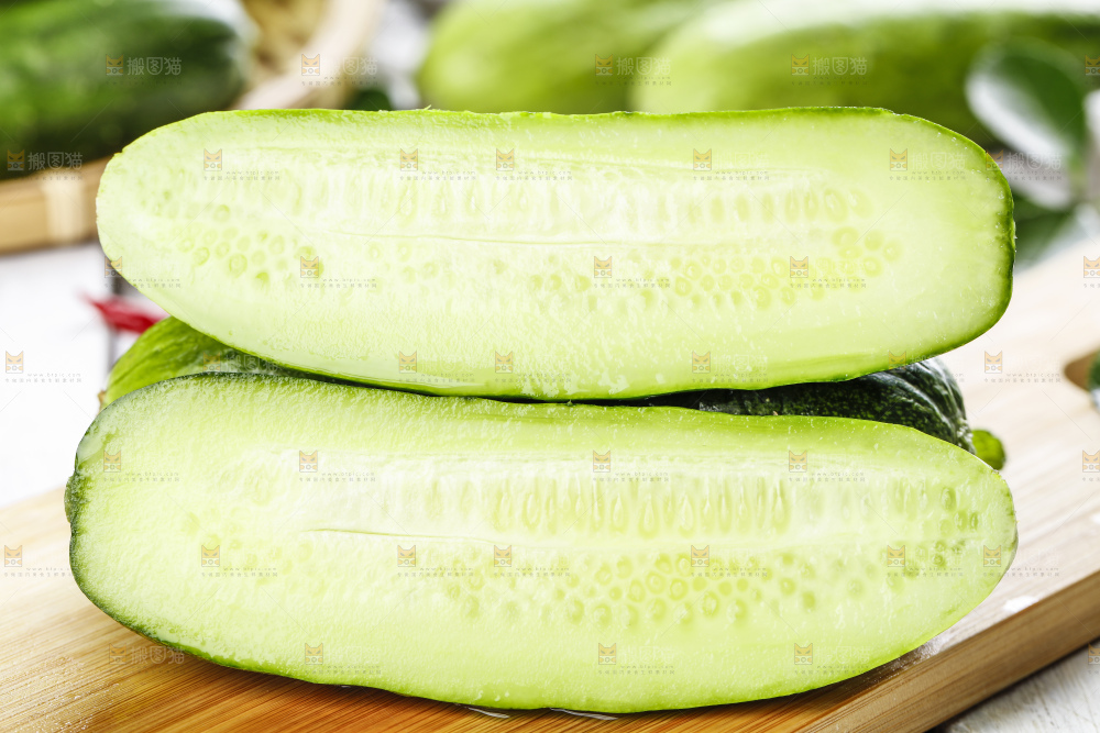 木底上放着农家黄瓜