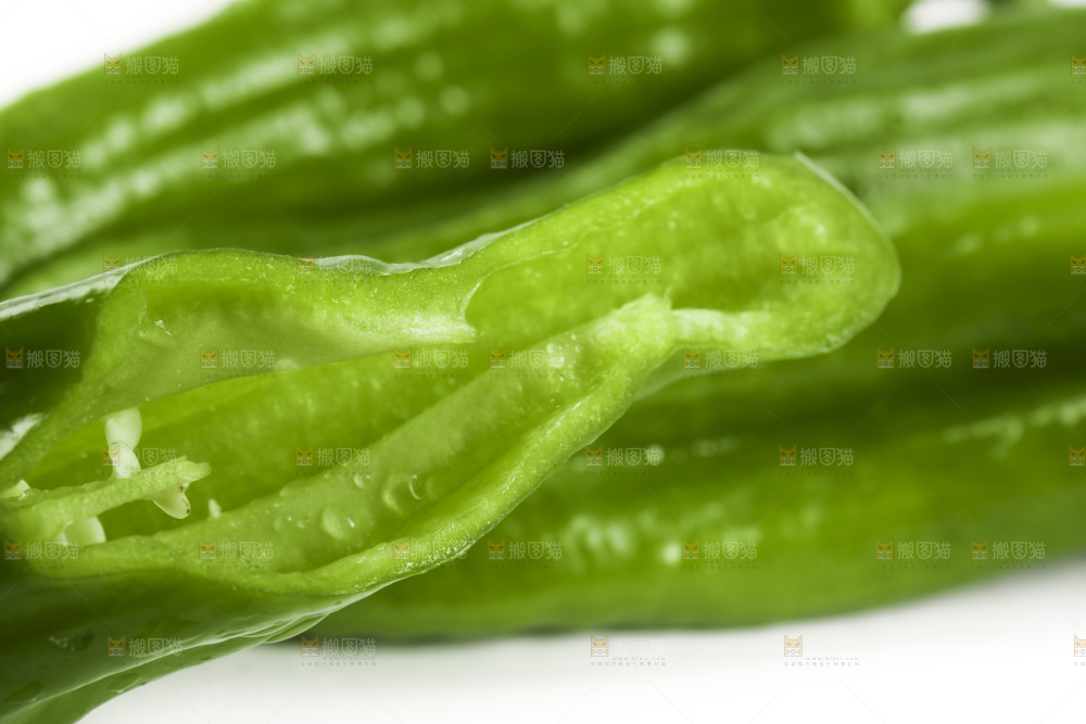 白底上摆放着青辣椒