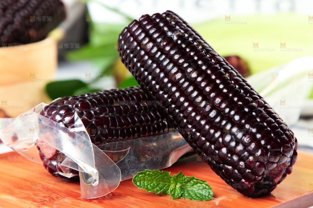 木底上放着东北黑玉米