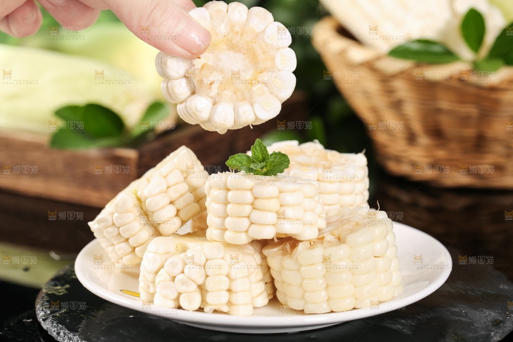 手里拿着甜玉米