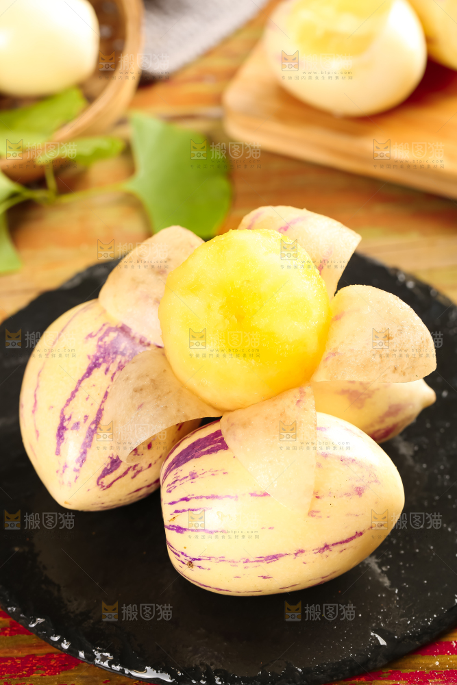 摆放着剥皮的人参果