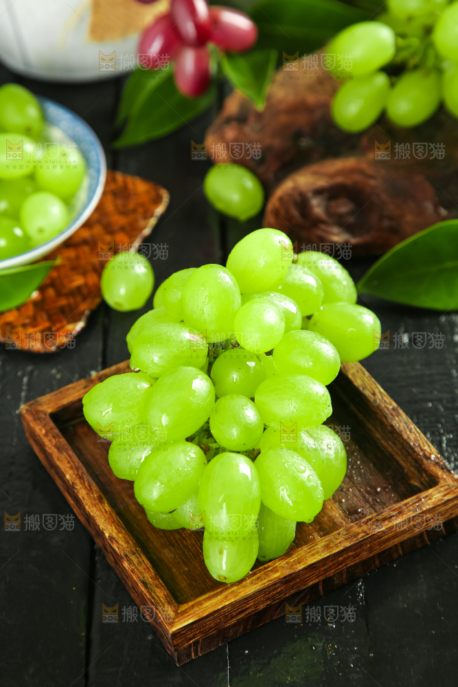 木盒里放着提子