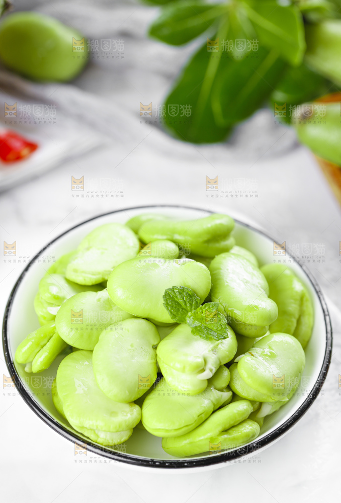盘子里装着胡豆