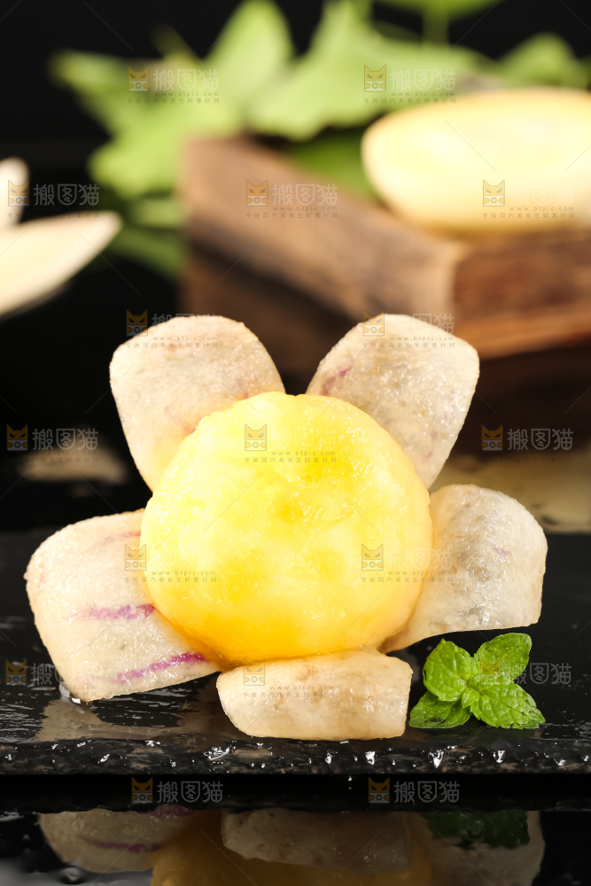 黑底上放着剥皮的人参果