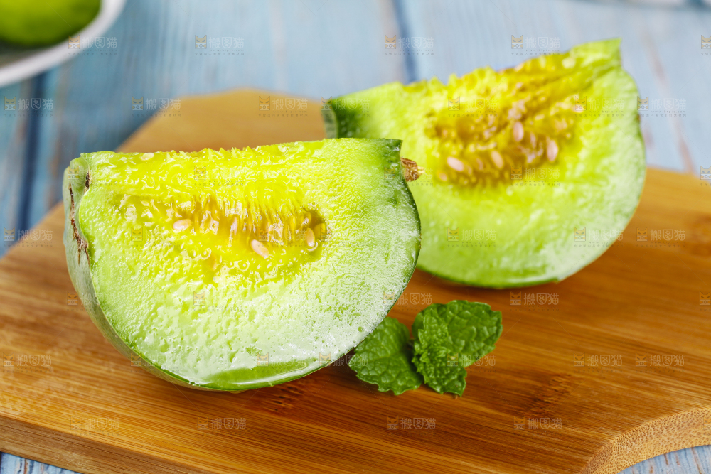木板上摆放着绿宝瓜