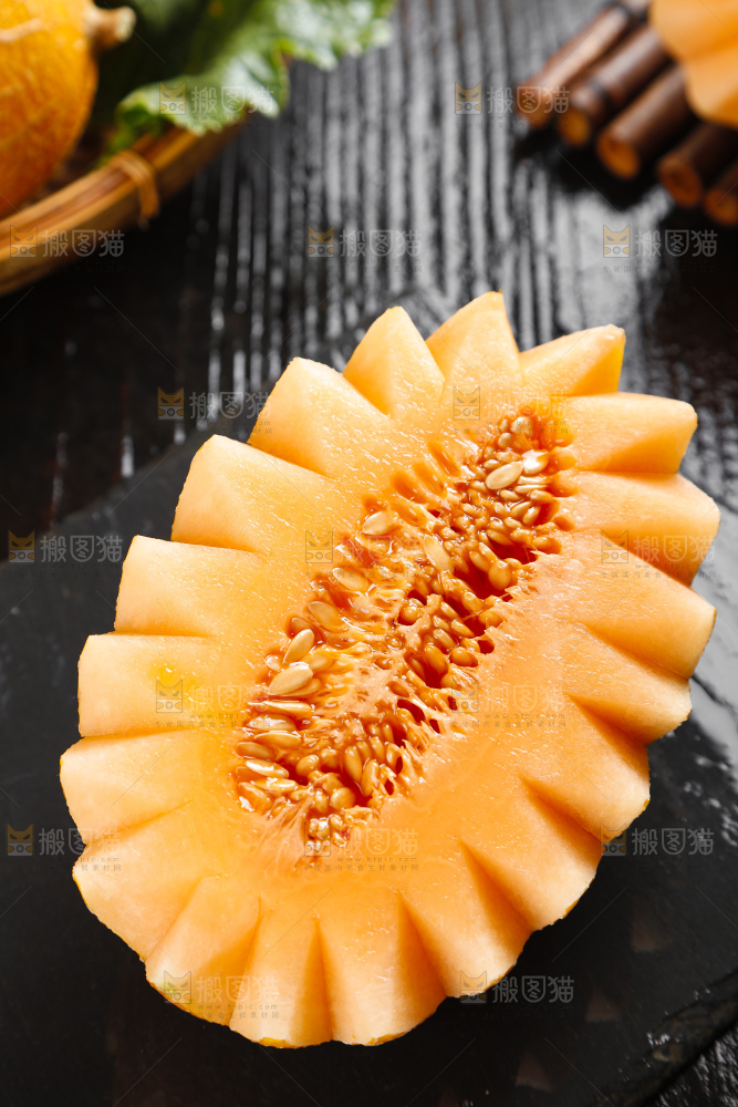 黑底上摆放着吐鲁番火焰蜜瓜