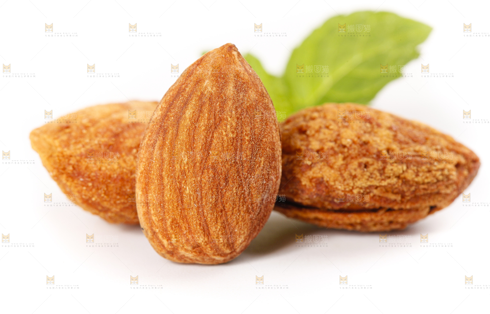 白底上摆放着巴旦木