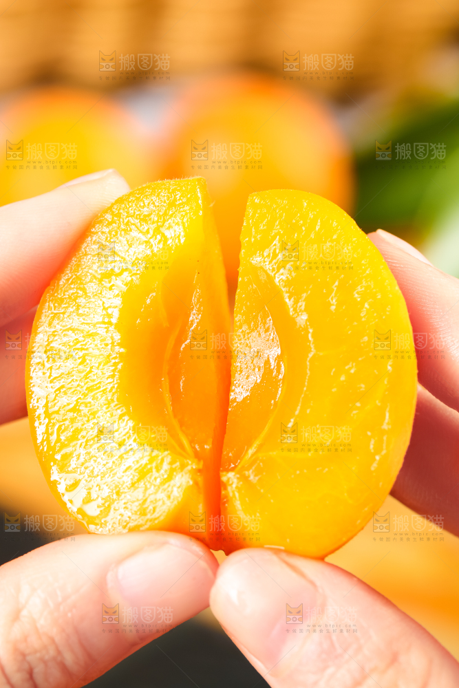 手里拿着黄杏