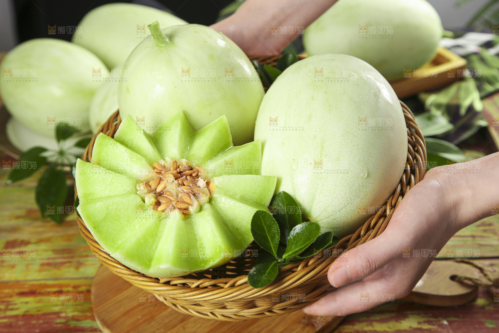 手里拿着一篮玉菇香瓜
