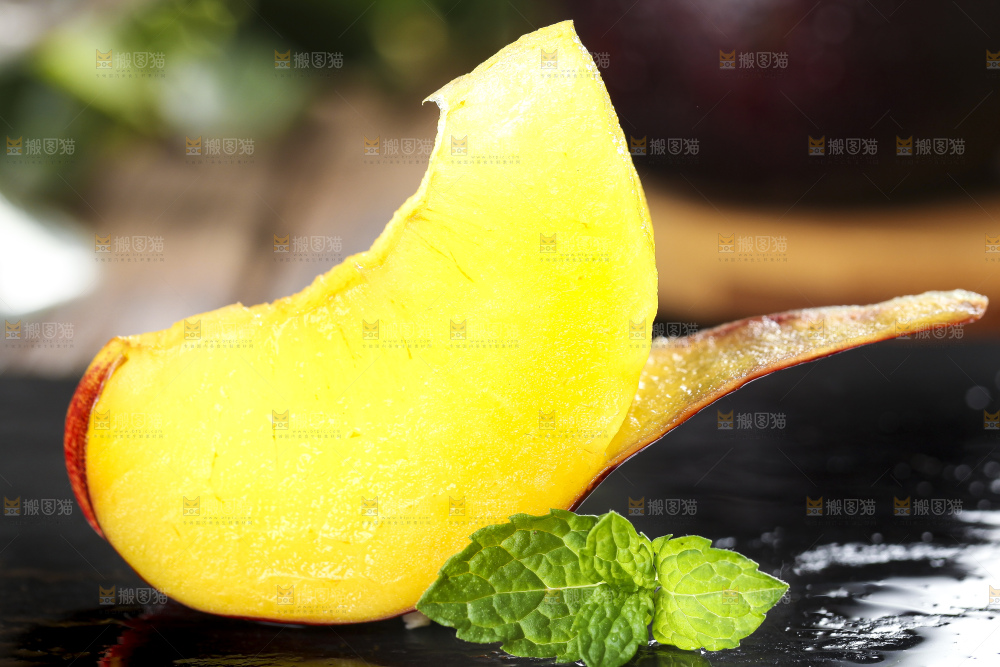 深底上摆放着黑布李