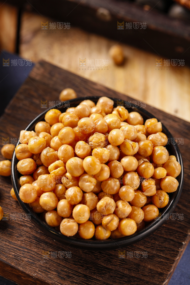 碟子里装着脆黄金豆