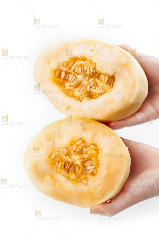 手里拿着蜜瓜