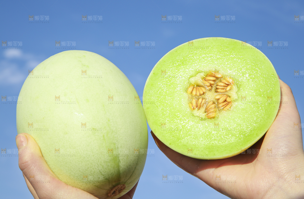 手里拿着玉菇香瓜