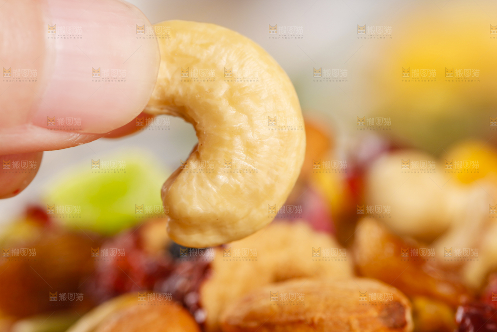 手里拿着腰果
