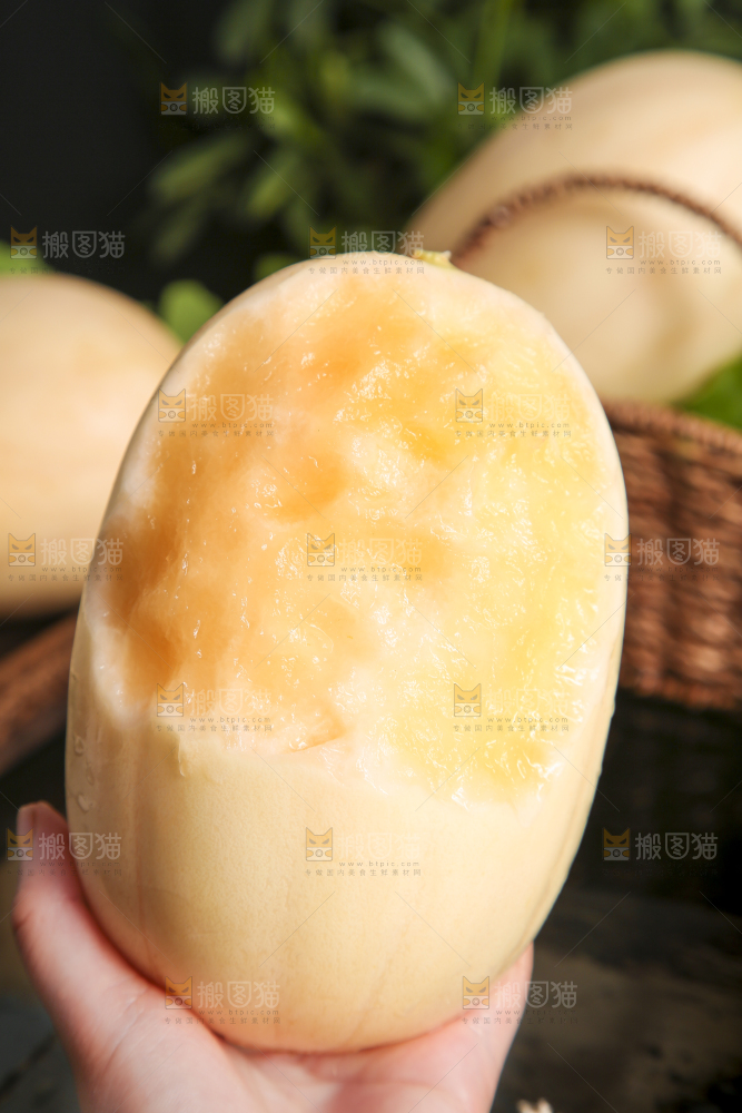 手里拿着蜜甜瓜