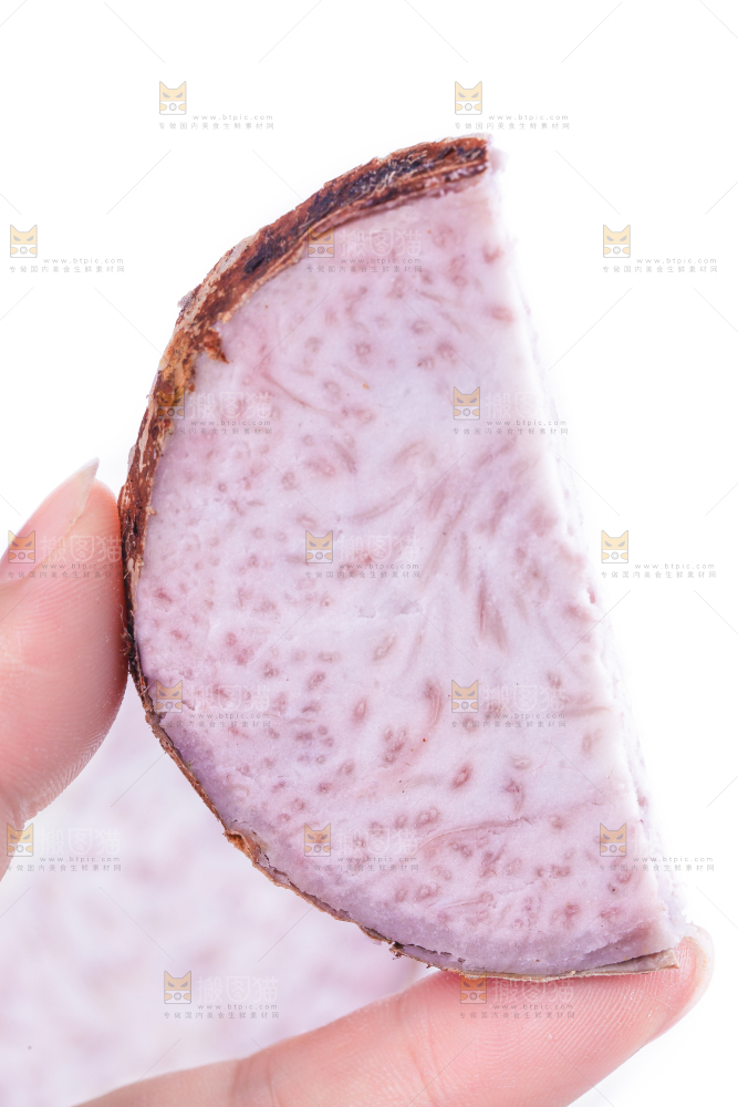 手里拿着芋头