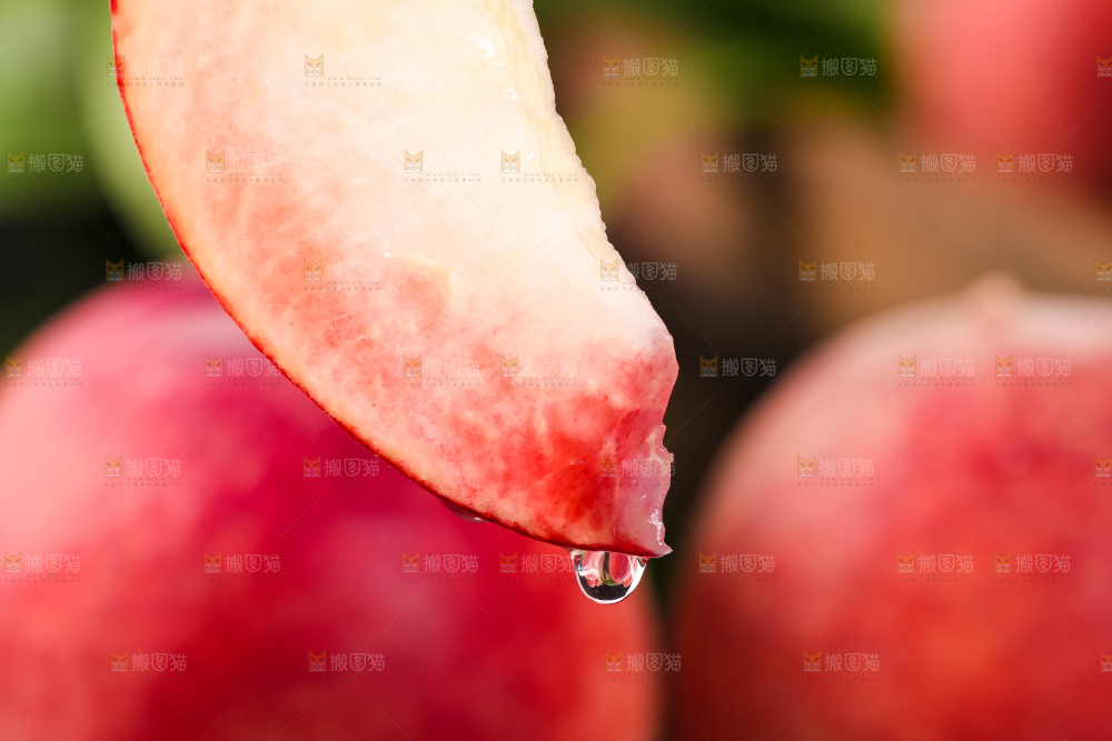 手里拿着切块的水蜜桃