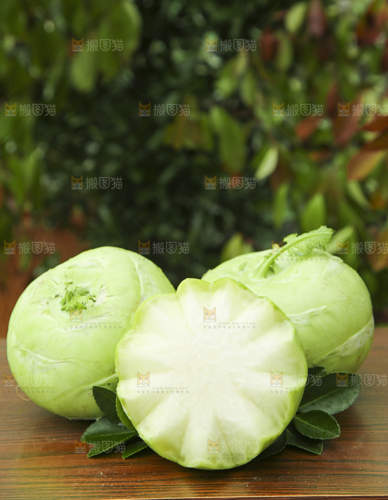 木板上放着青天津青苤蓝