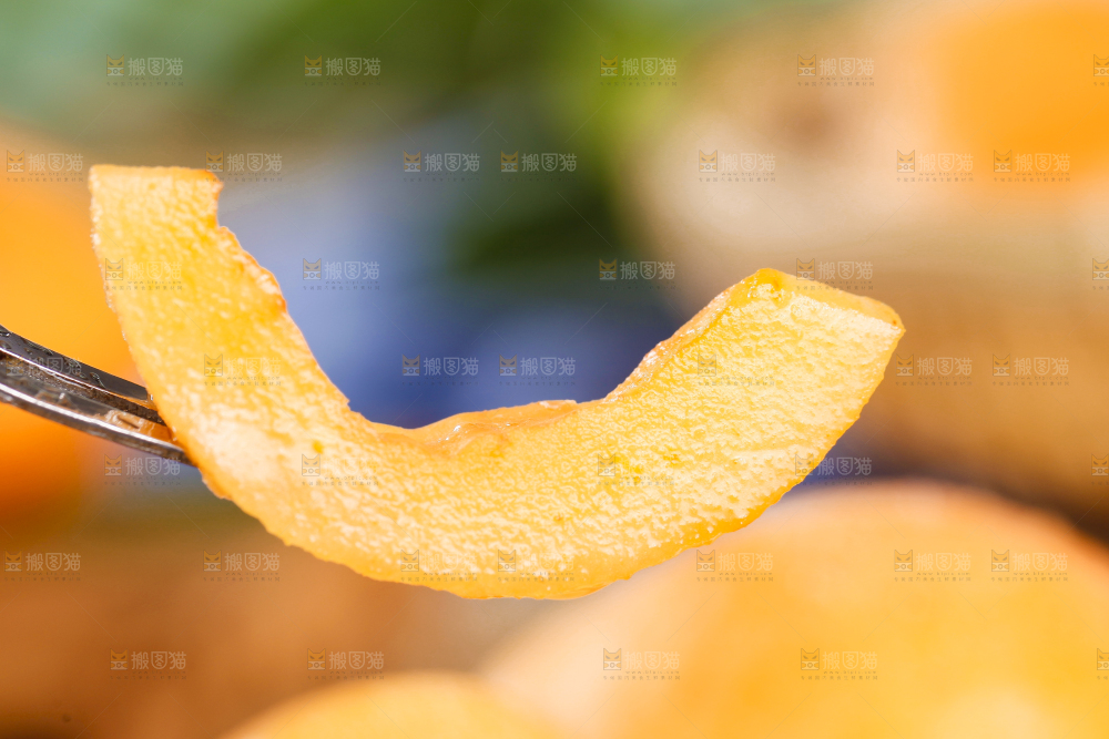 叉子叉着切块的枇杷果
