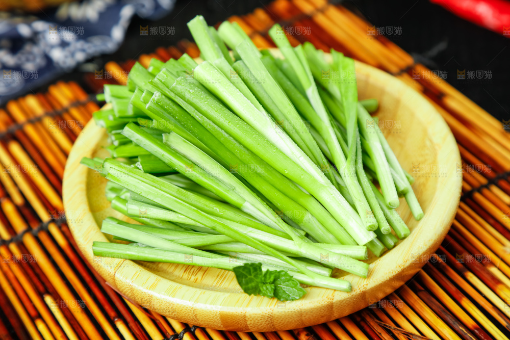 深底上摆放着山东韭菜