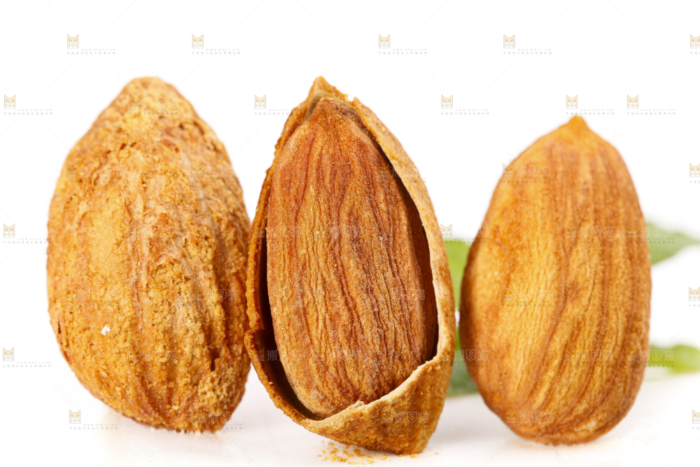 白底上摆放着巴旦木