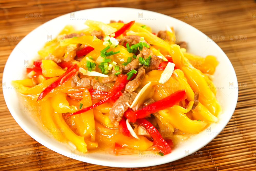 碟子里装着榨菜炒肉