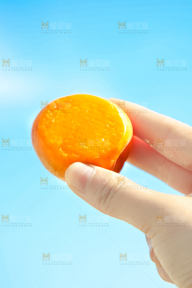 手里拿着杏子