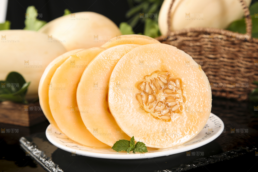 盘子里装着蜜瓜