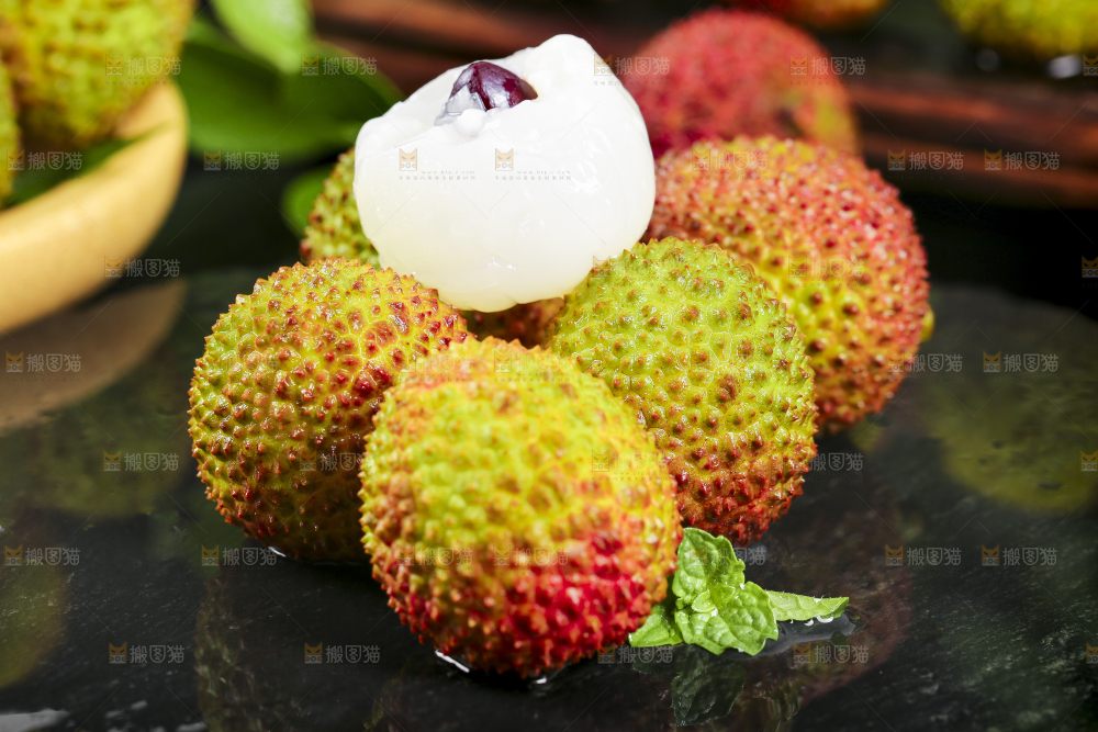 深底上摆放着妃子笑荔枝