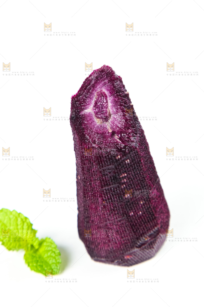 白底上摆放着大理紫胡萝卜