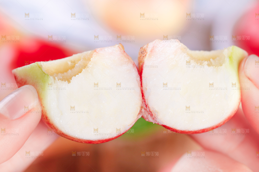 手里拿着油蟠桃