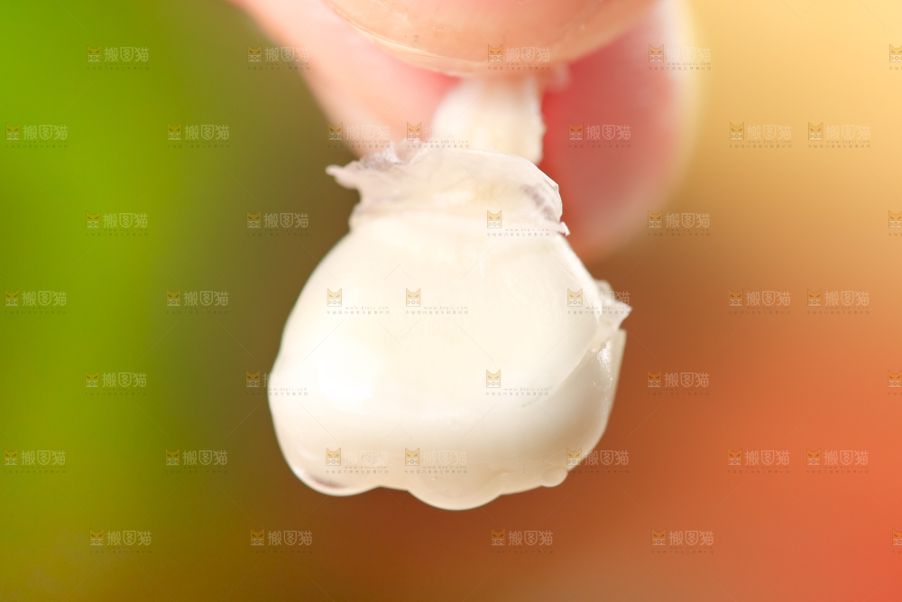 手里拿着牛奶玉米