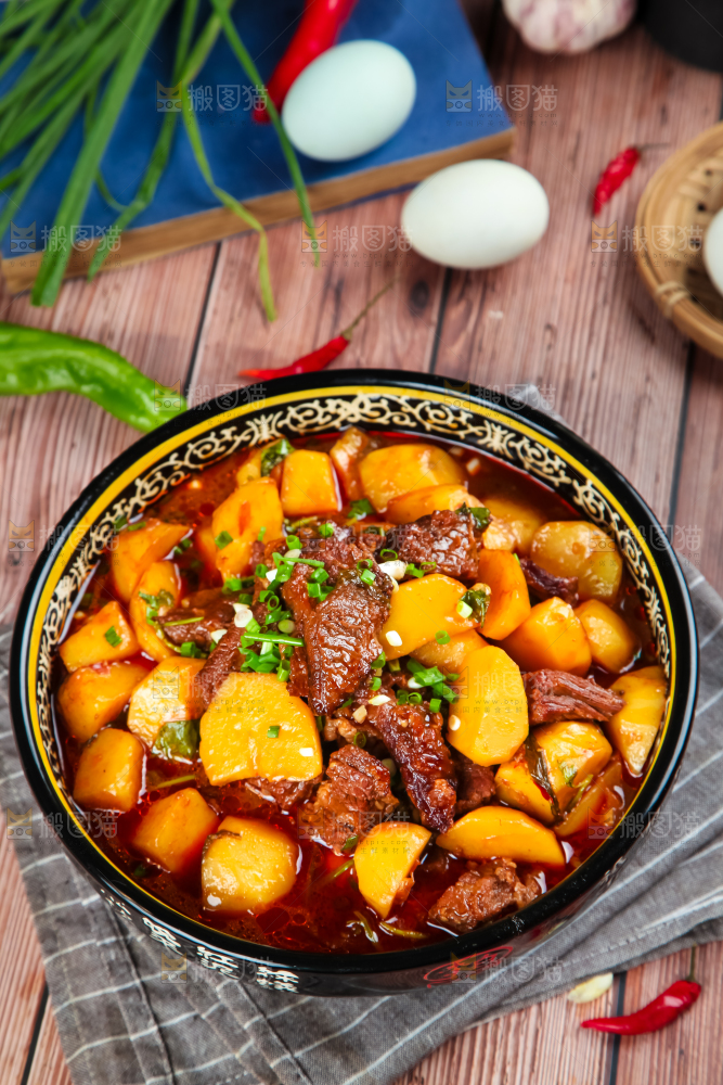 盘子里装着土豆烧牛肉