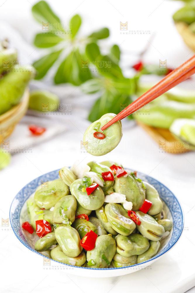 盘子里装着炒蚕豆