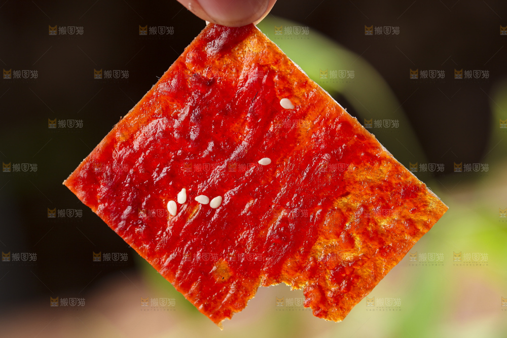 手里拿着肉脯