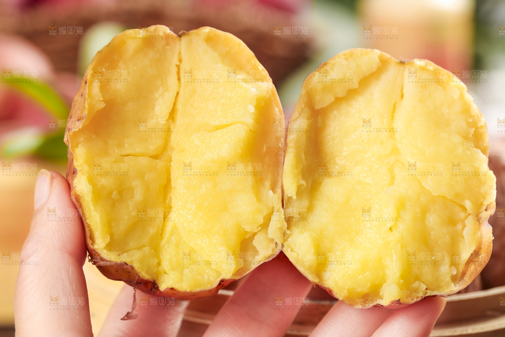 手里拿着红皮土豆