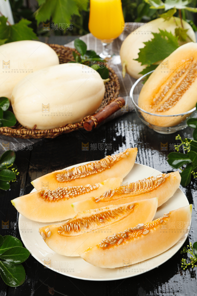 盘子里装着蜜甜瓜
