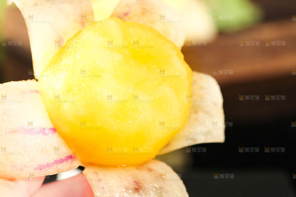 手里拿着黄心人参果