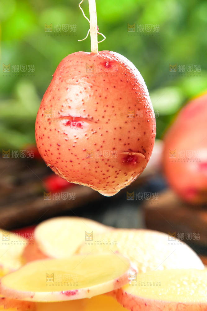 木板上摆放着红皮洋芋